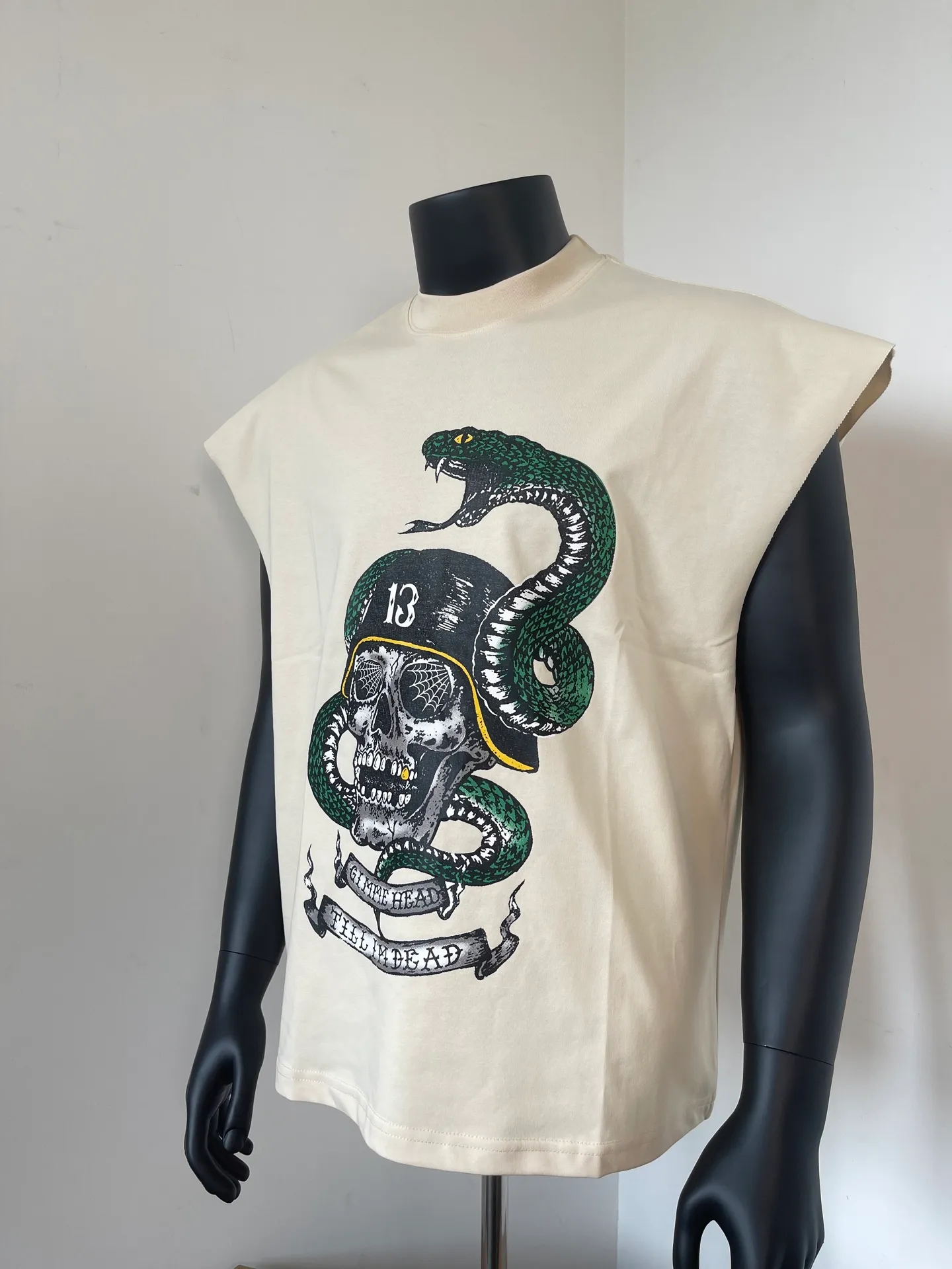 pt model number #G1016 P116 GALLERY DEPT. Old and frayed sleeveless waistcoat short sleeves. Skull and snake year limited edition. Front and back printing. Made of 280G double yarn pure cotton. The fabric is comfortable and stylish. After washing and distressing, the upper body becomes more fashionable and cool. The collar and hem are frayed. The design is full. The US version is too large. Color: washed black, apricot, size S/M/L/XL.